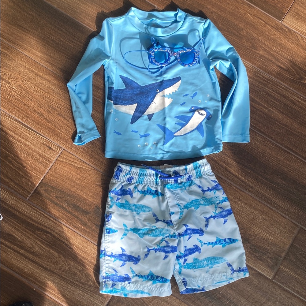 Rashguard, swim trunks and goggles